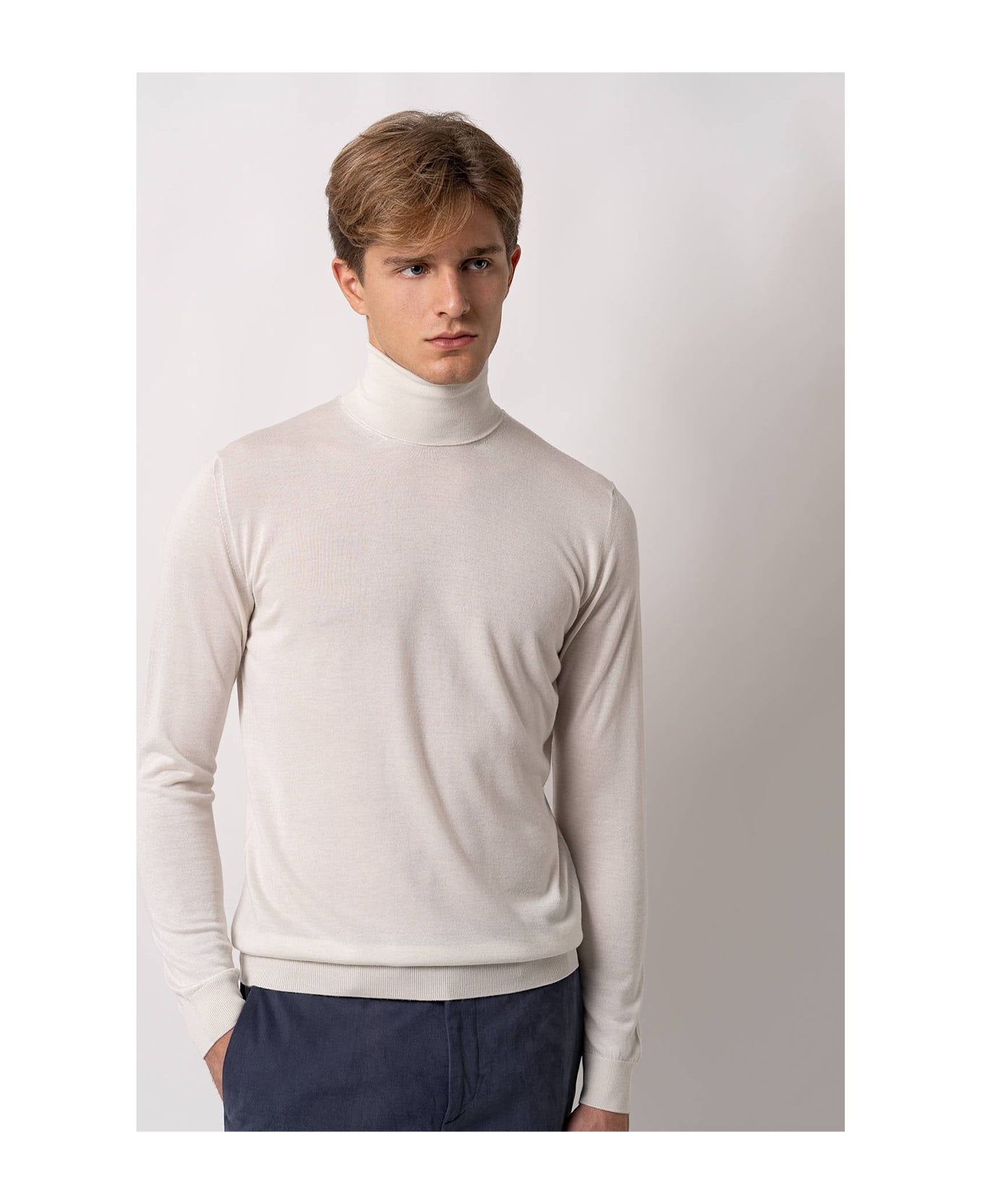 Larusmiani Turtleneck Sweater Pullman Sweater - White