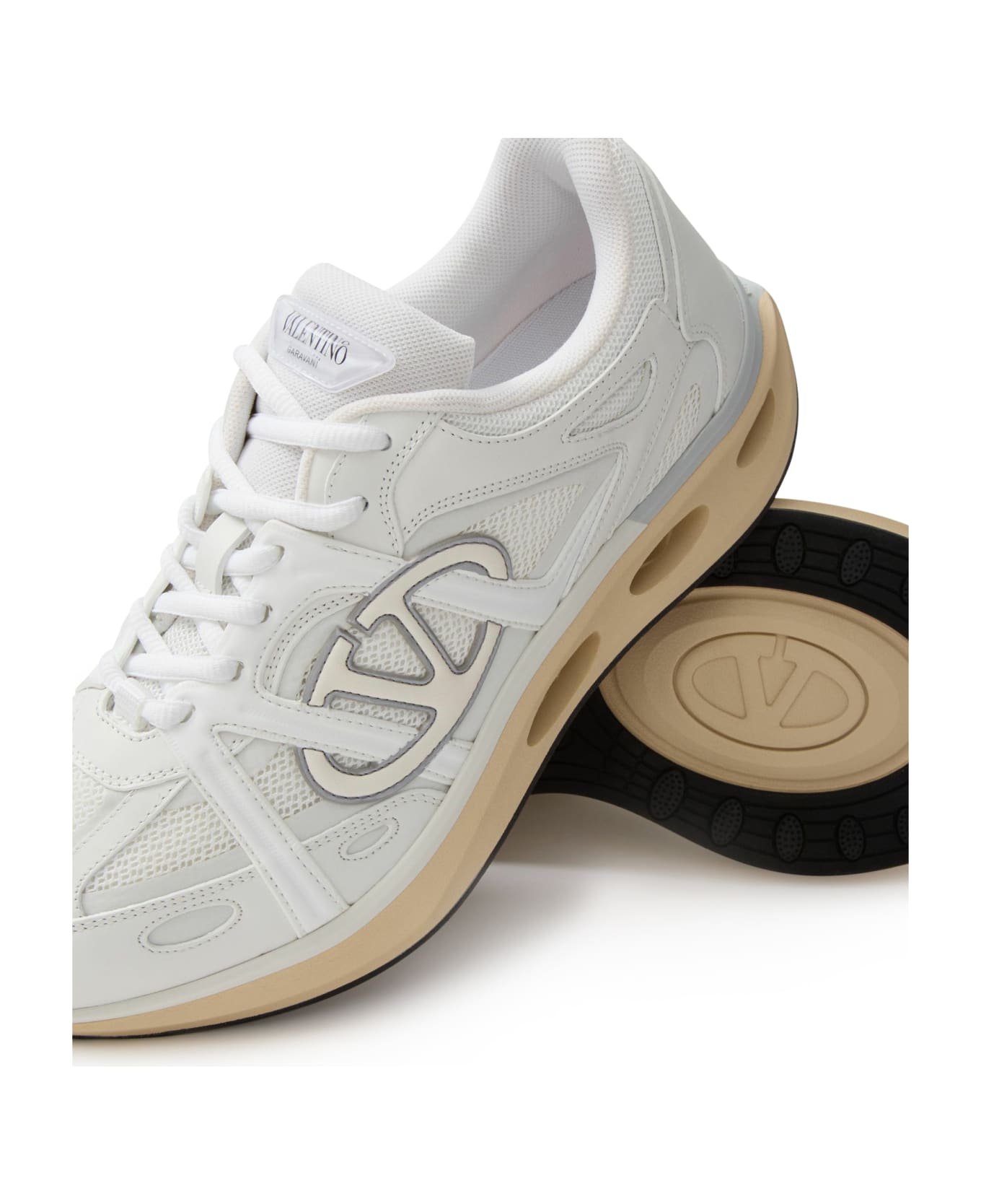 Valentino Garavani Low Top Vlogo Easyjog Sneakers In Calfskin And Fabric - White