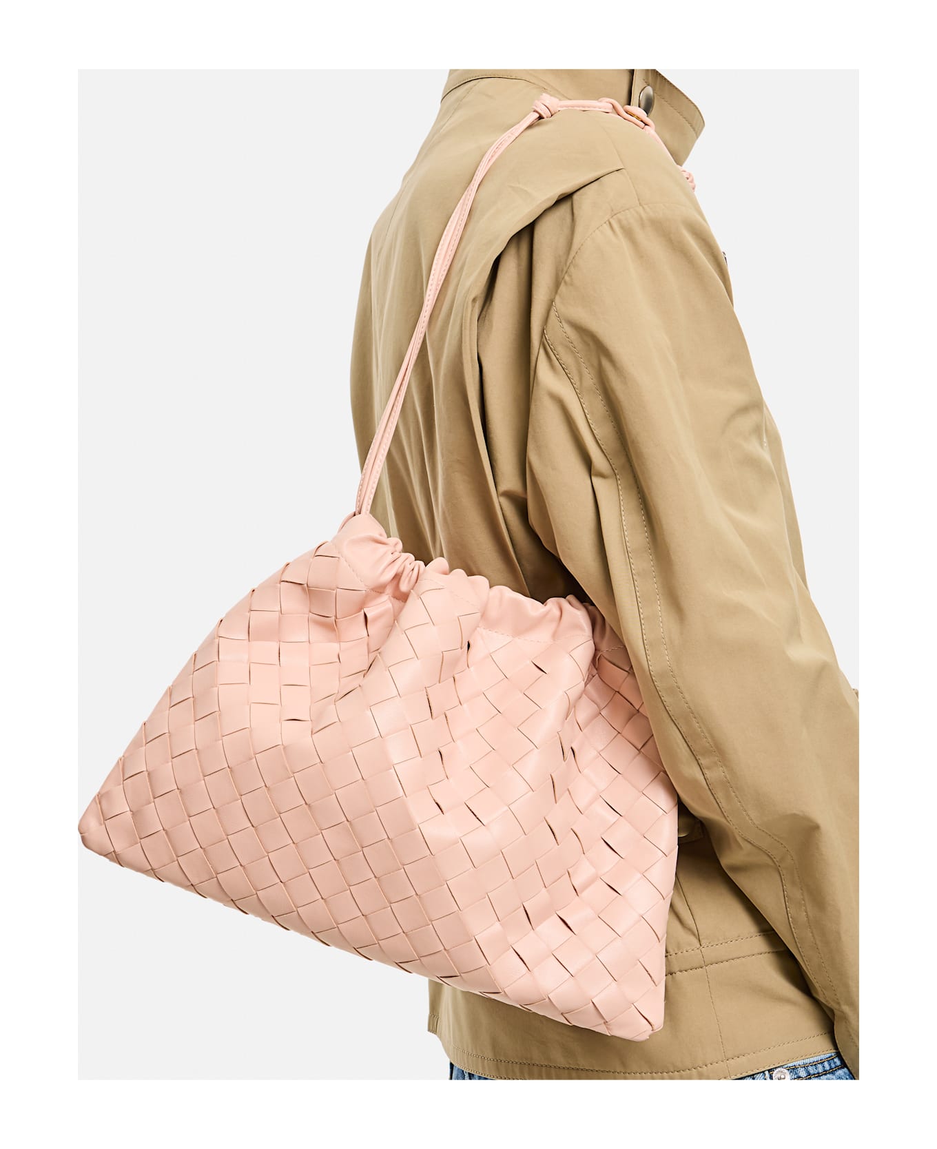 Bottega Veneta Medium Dustbag ピンク 関税込み Bottega Veneta Medium Dustbag Intrecciato Pouch | italist