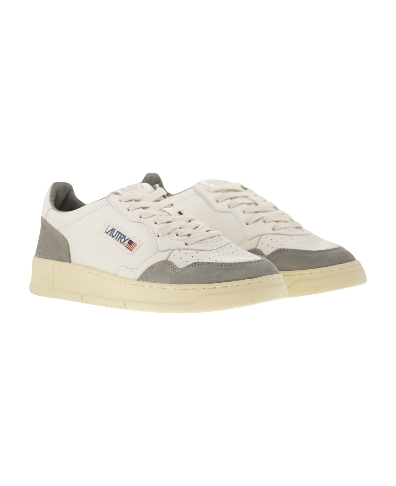 Autry Medalist Low - Sneakers In Goatskin And Suede - White/grey