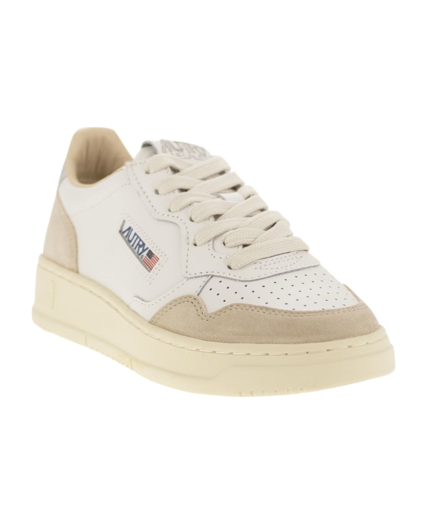 Autry Medalist Low - Leather Sneakers - White/silver