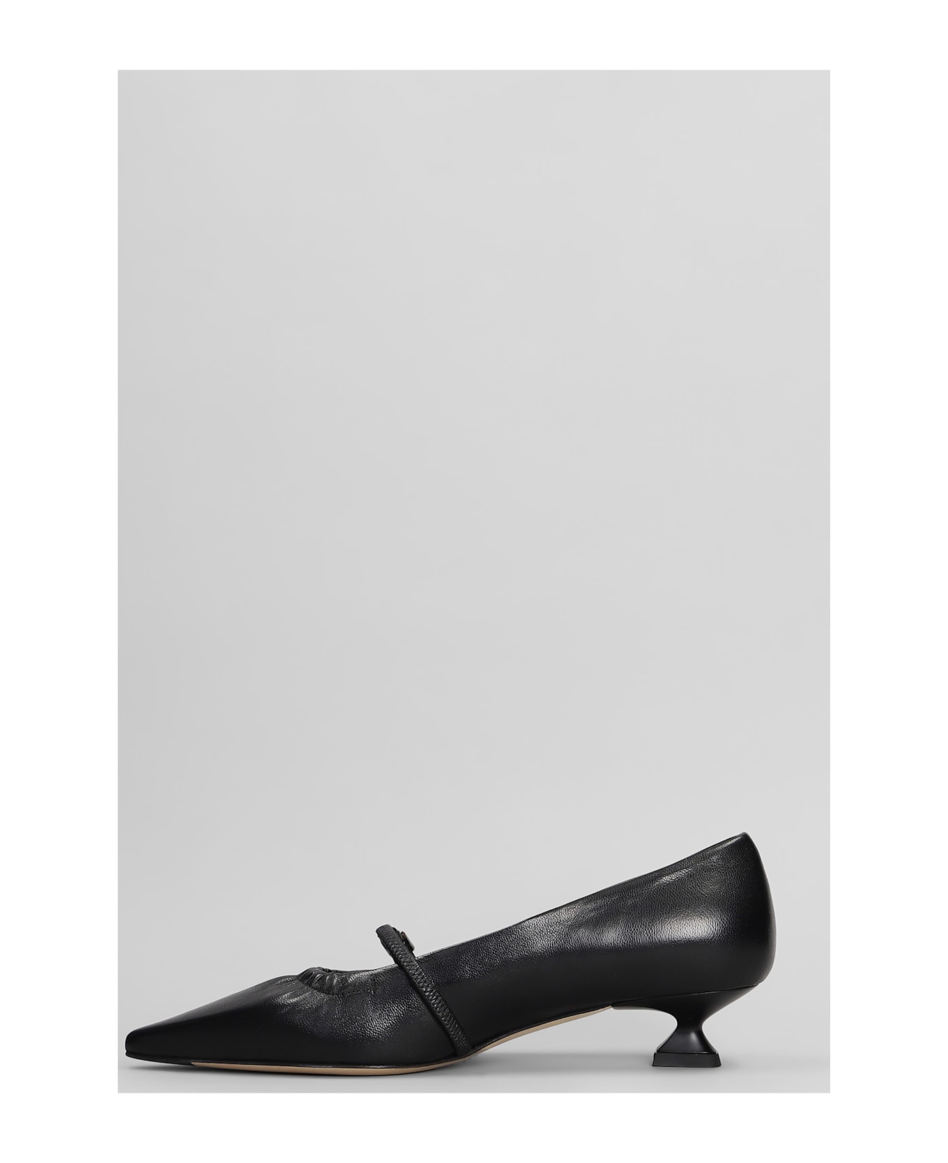 The Seller Pumps In Black Leather - black