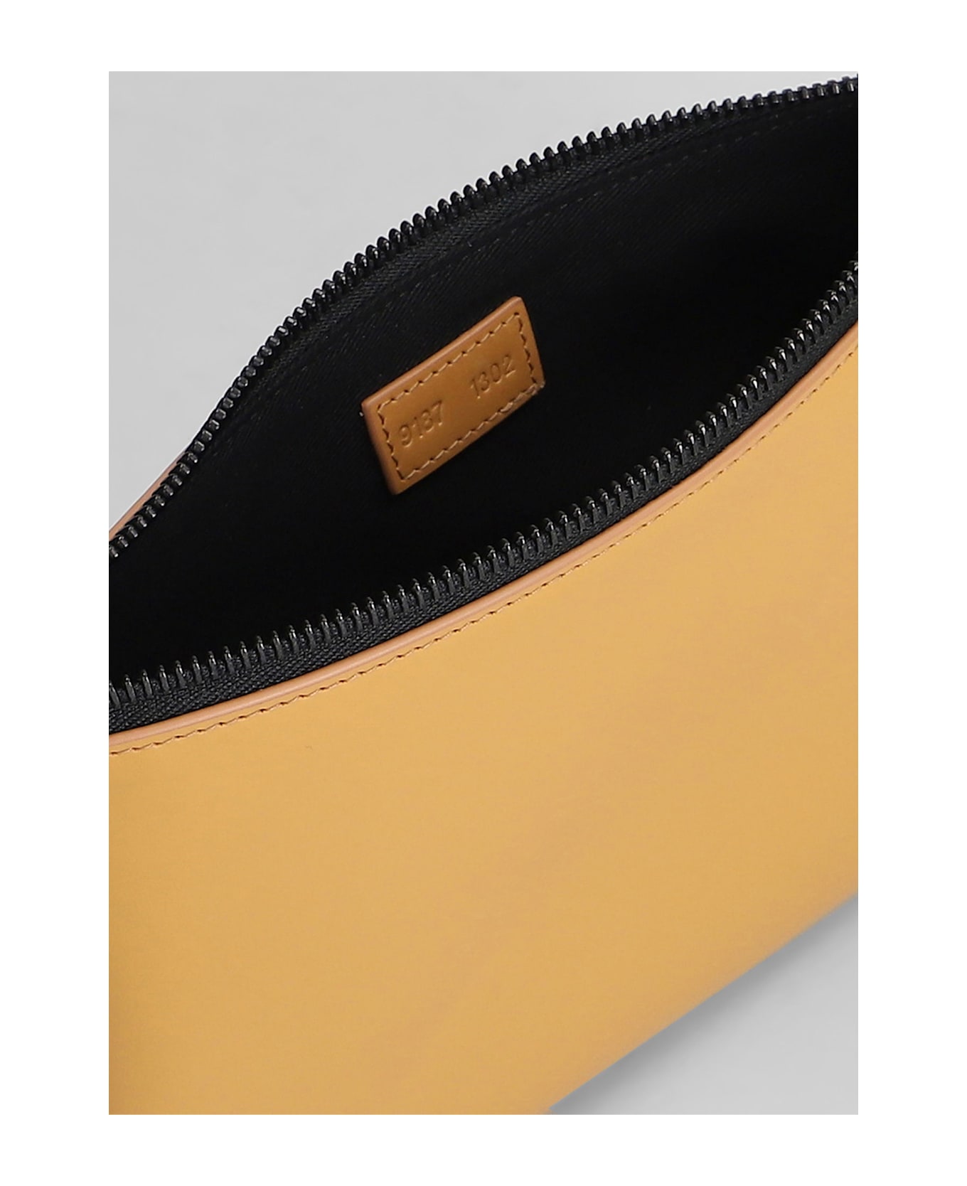 Common Projects Clutch In Camel Leather - Camel