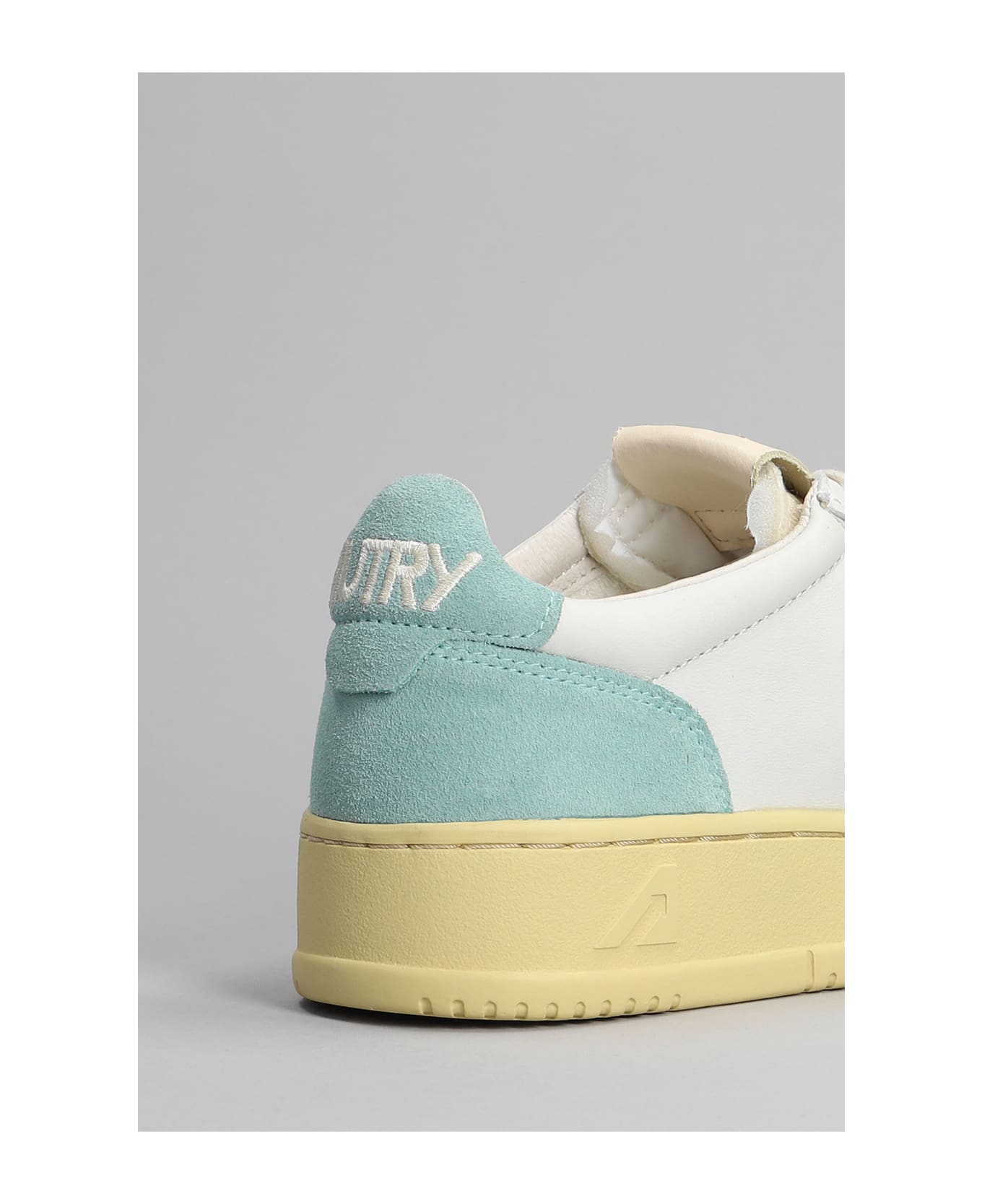 Autry 01 Sneakers In White Suede And Leather - white