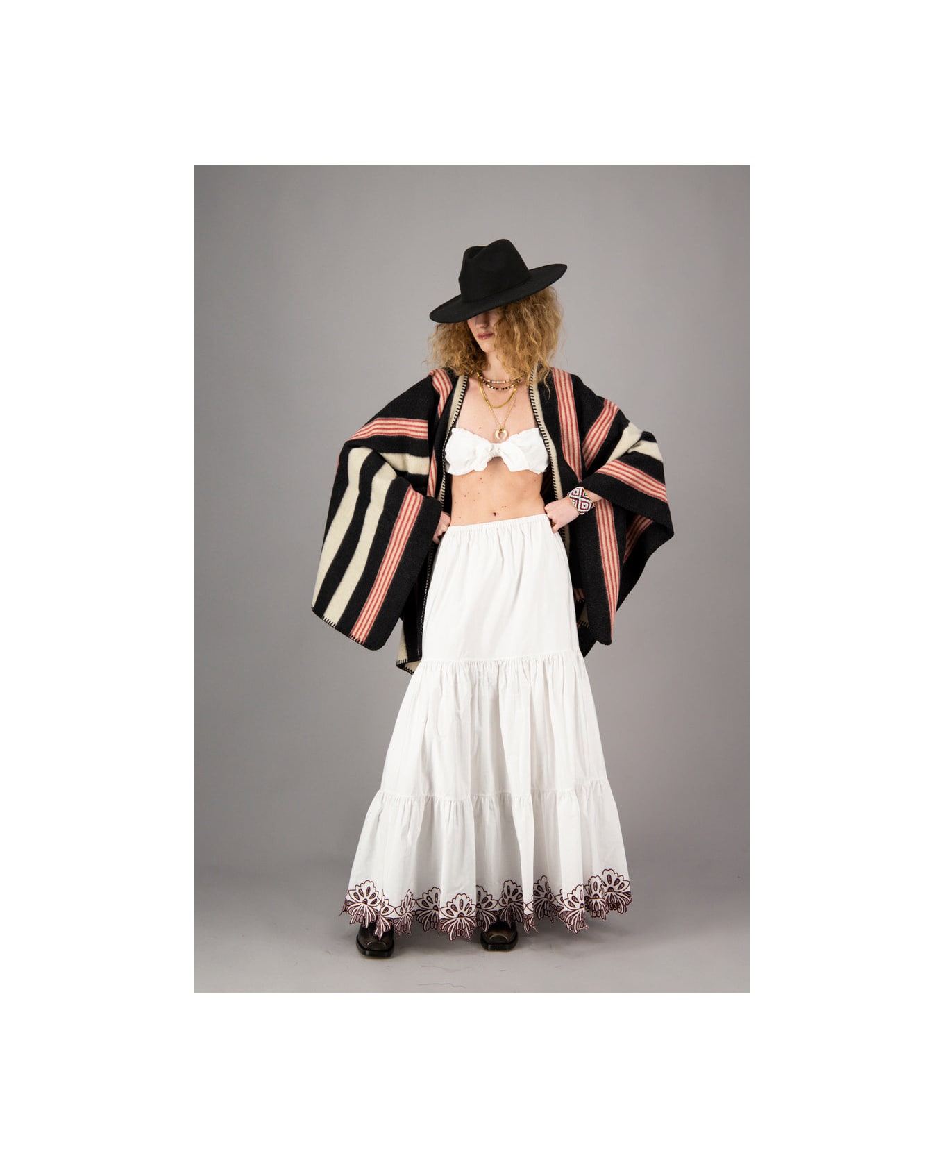 Amotea Charlotte In White Cotton With Cut-out Flowers - White