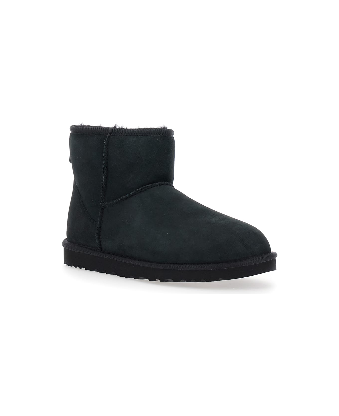 UGG 
classic Mini
 Black Ankle Boots With Logo Patch On The Rear And Shearling Lining In Suede Man - Black