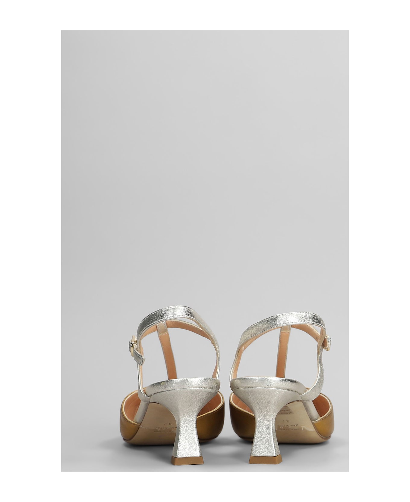 Julie Dee Pumps In Platinum Leather - platinum