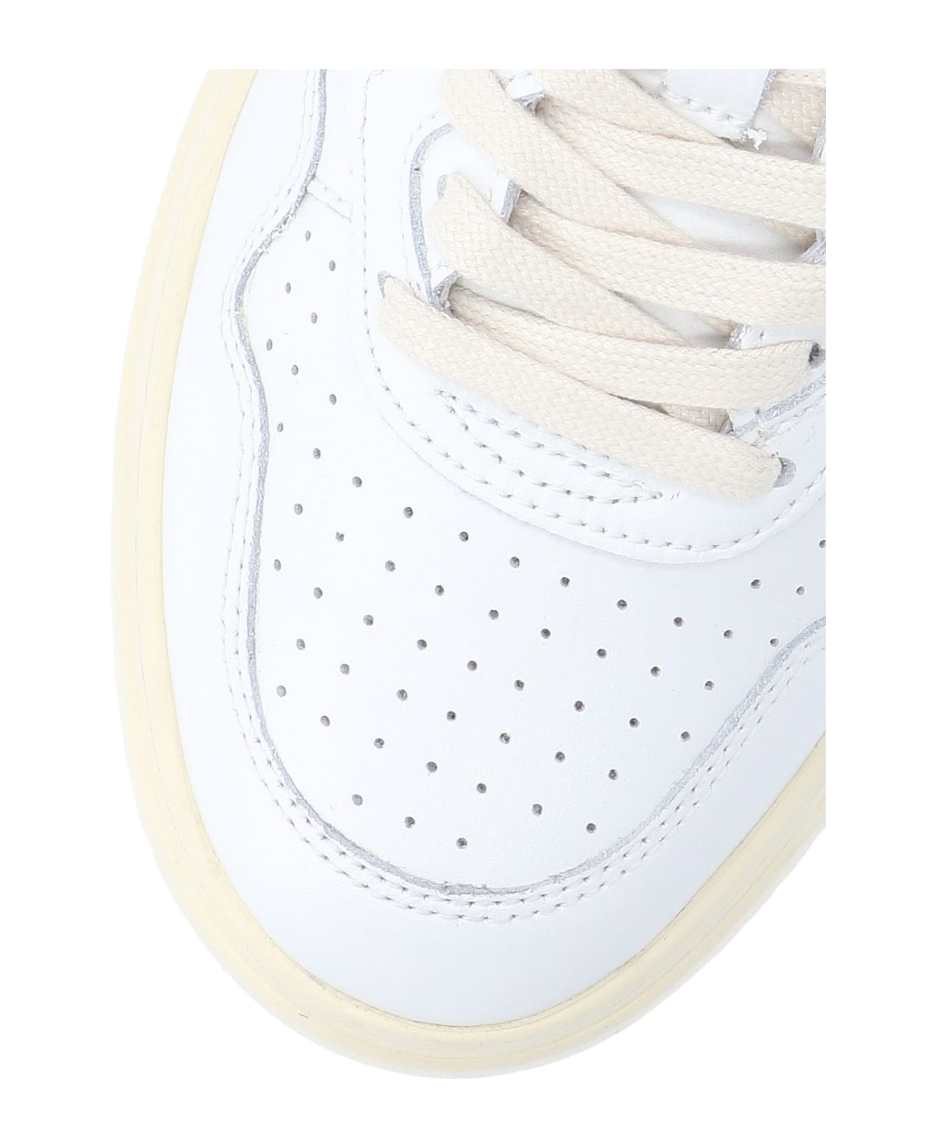 Autry Medalist Low Sneakers In White And Black Leather - Bianco