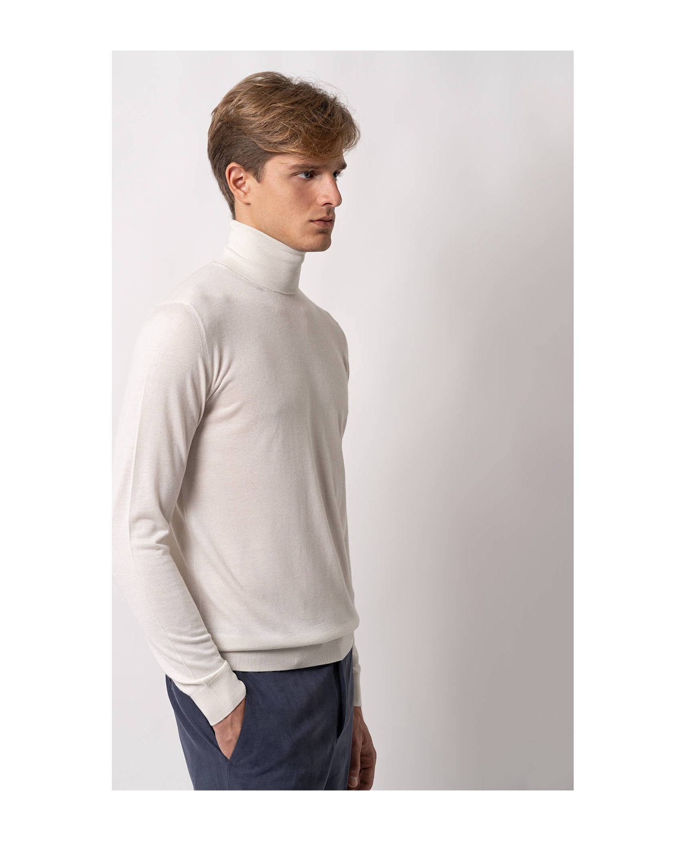 Larusmiani Turtleneck Sweater Pullman Sweater - White