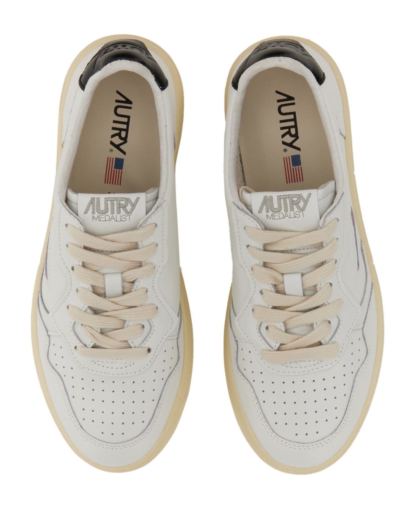 Autry Medalist Low Sneakers In White And Black Leather - Bianco