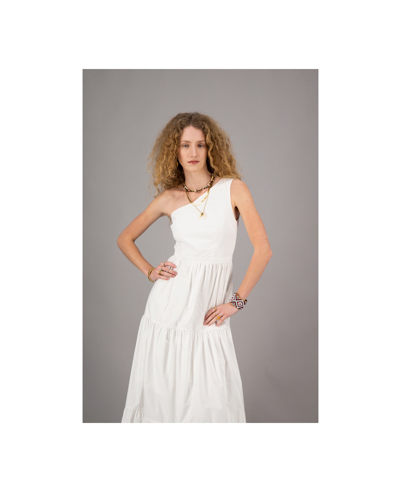 Amotea Leonor In White Cotton With Cut-out Flowers - White