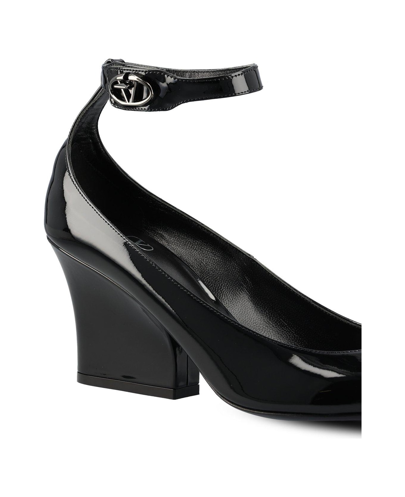 Valentino Garavani Logo Plaque Pointed Toe Pumps - Black