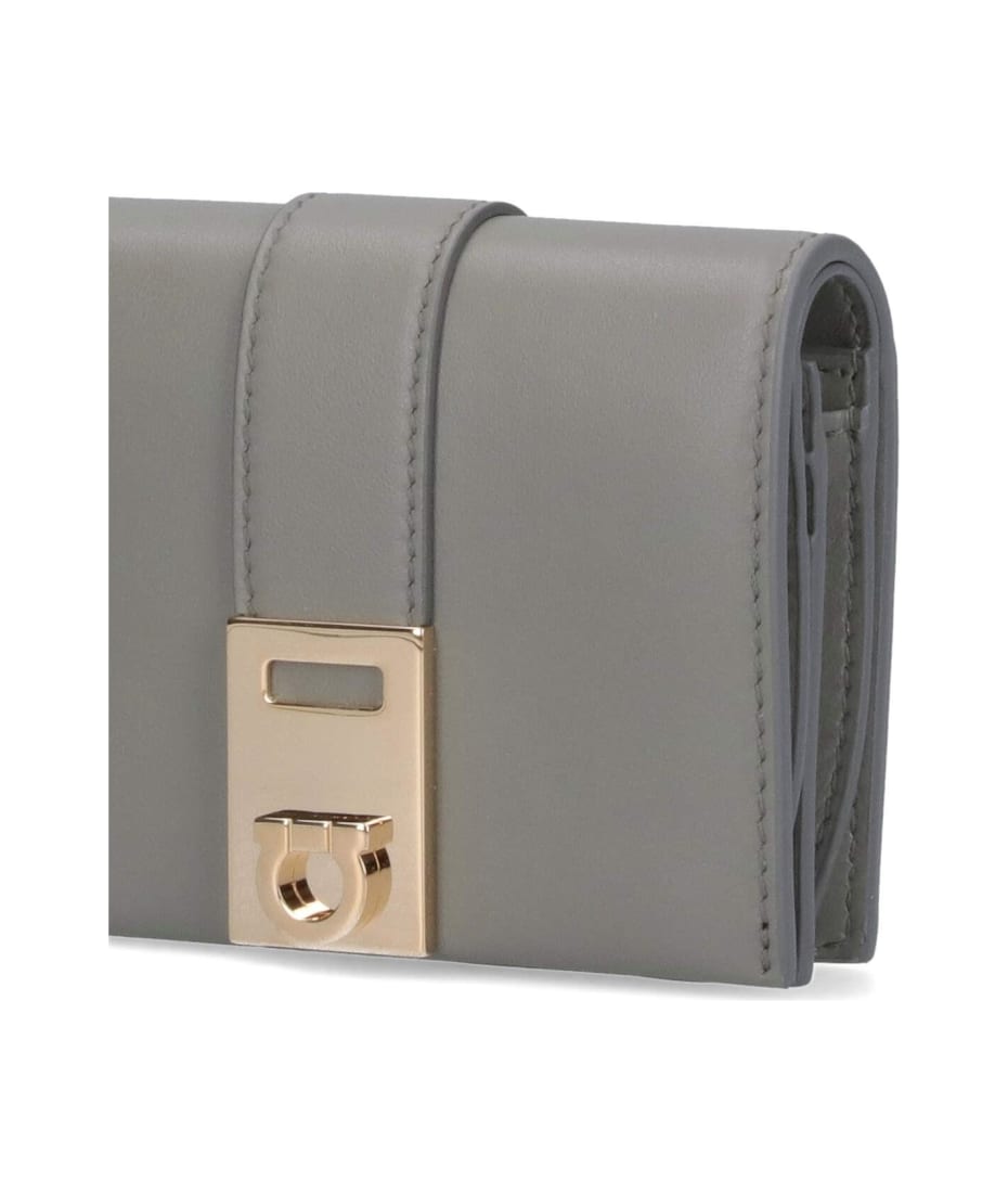 【送料&関税込】Ferragamo Compact Wallet hug Hug compact two-tone wallet - Women | Ferragamo