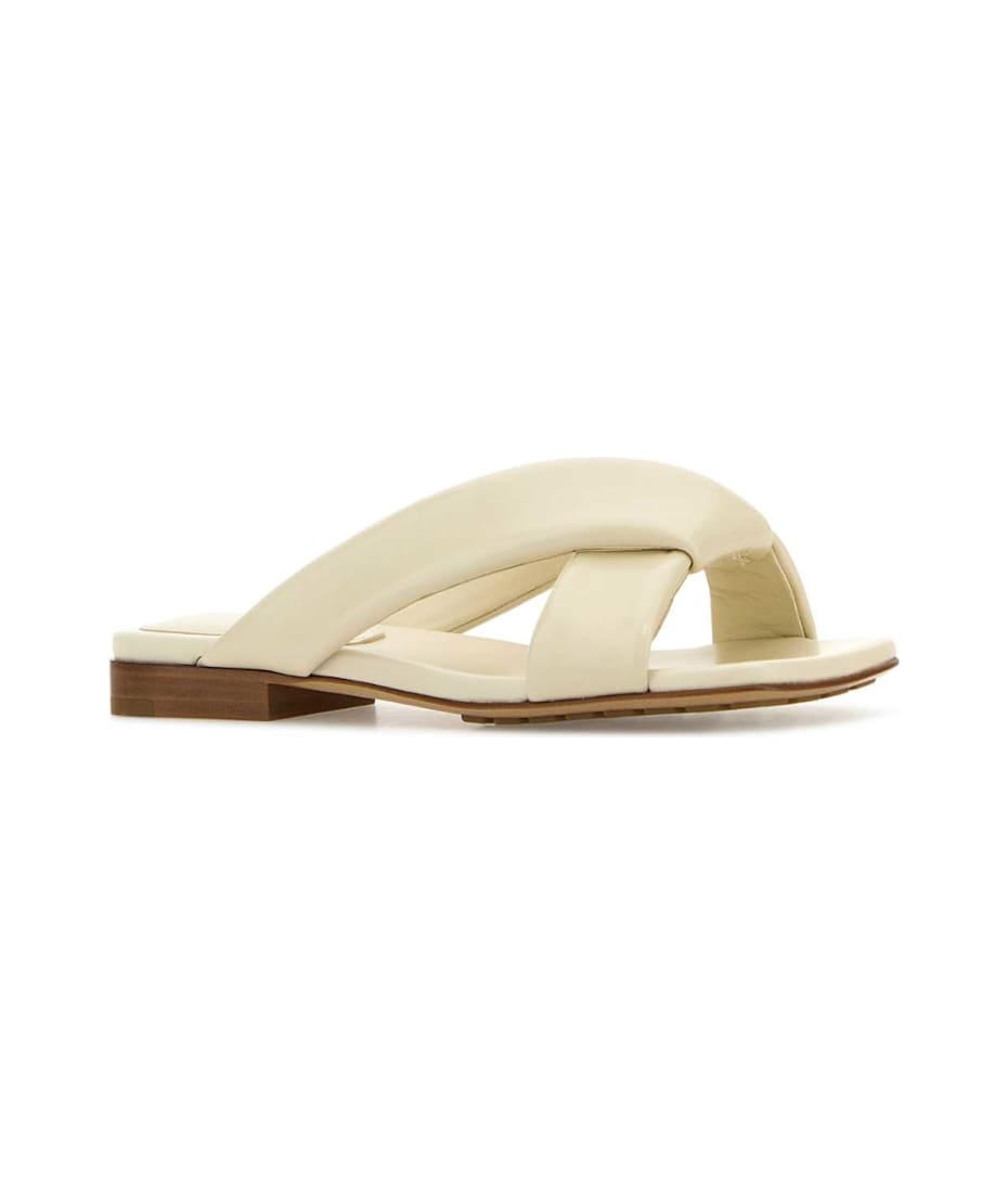 スリッポン BOTTEGA VENETA IVORY LEATHER RIVA SLIPPERS Bottega Veneta Ivory Leather Riva Slippers In Neutral | ModeSens
