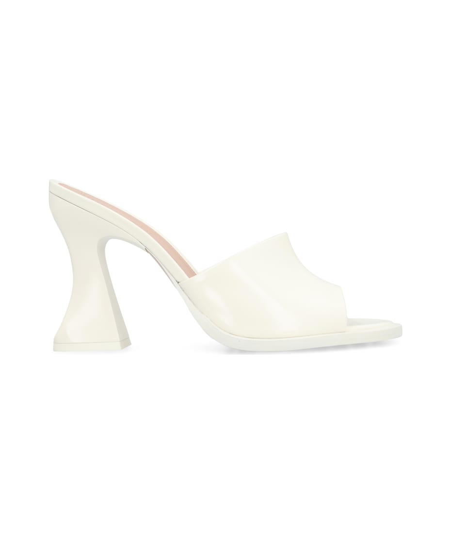 サンダル・ミュール Bottega Veneta Cha-Cha Brushed Leather Mule Sandals Bottega Veneta Cha-cha Leather Mules | italist