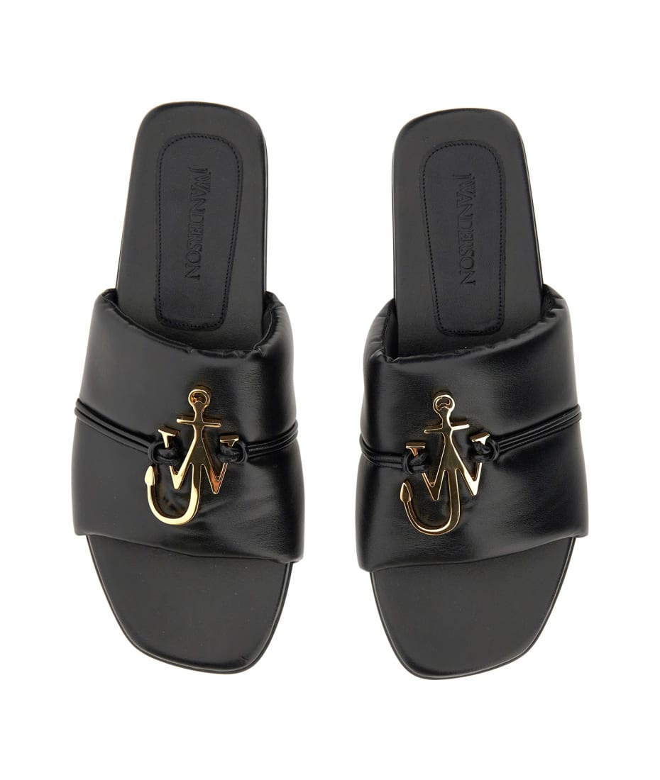 【送料&関税込】J.W. Anderson Logo Slide Sandals JW Anderson JW Anchor logo-plaque Slides | Black | FARFETCH