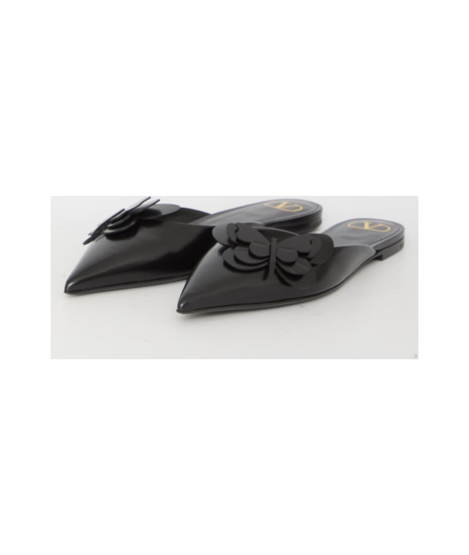 【関税＆送料込み】Valentino Garavani Flat Mules In Leather VALENTINO GARAVANI Roman Stud leather mules | THE OUTNET
