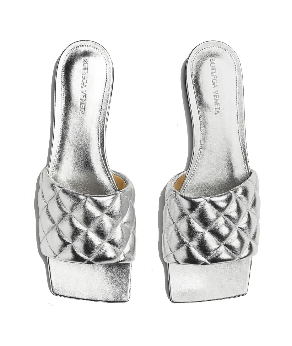 サンダル・ミュール BOTTEGA VENETA  Sandals Women Leather Gray/Slate Blink Intrecciato metallic leather mules in silver - Bottega