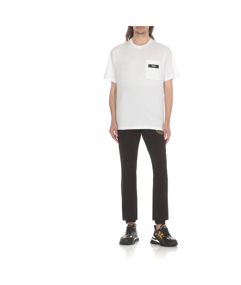 希少【Versace Jeans Couture】ポケットディテール ロゴ Tシャツ Versace Jeans Couture ロゴ Tシャツ | ブラック | FARFETCH JP