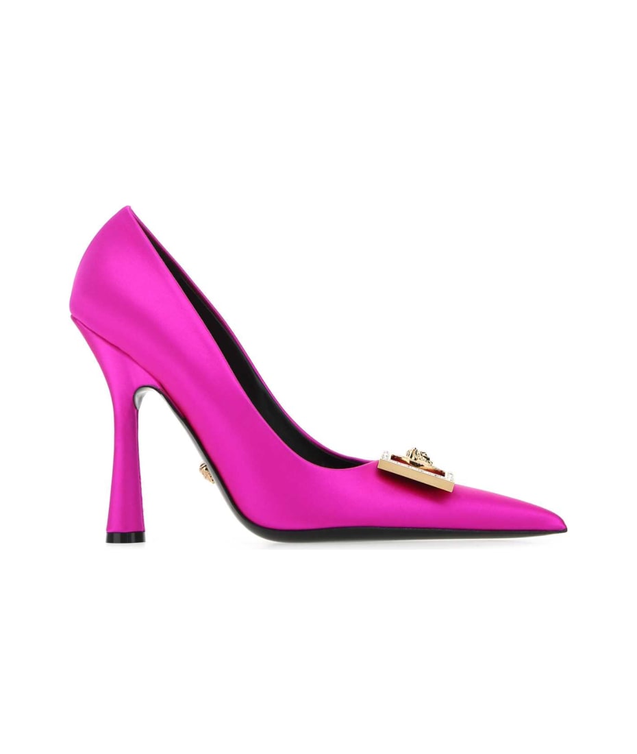【送料&関税込】Versace Fuchsia Satin Pumps Versace Fuchsia Satin Pumps | italist