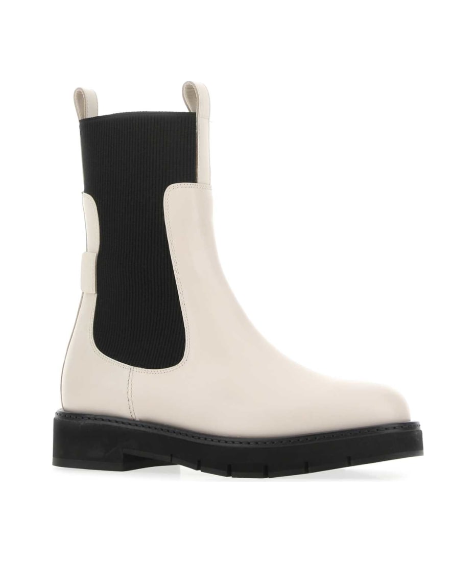 ロングブーツ SALVATORE FERRAGAMO Ivory Leather Rook Ankle Boots Ferragamo Ivory Leather Rook Ankle Boots | italist