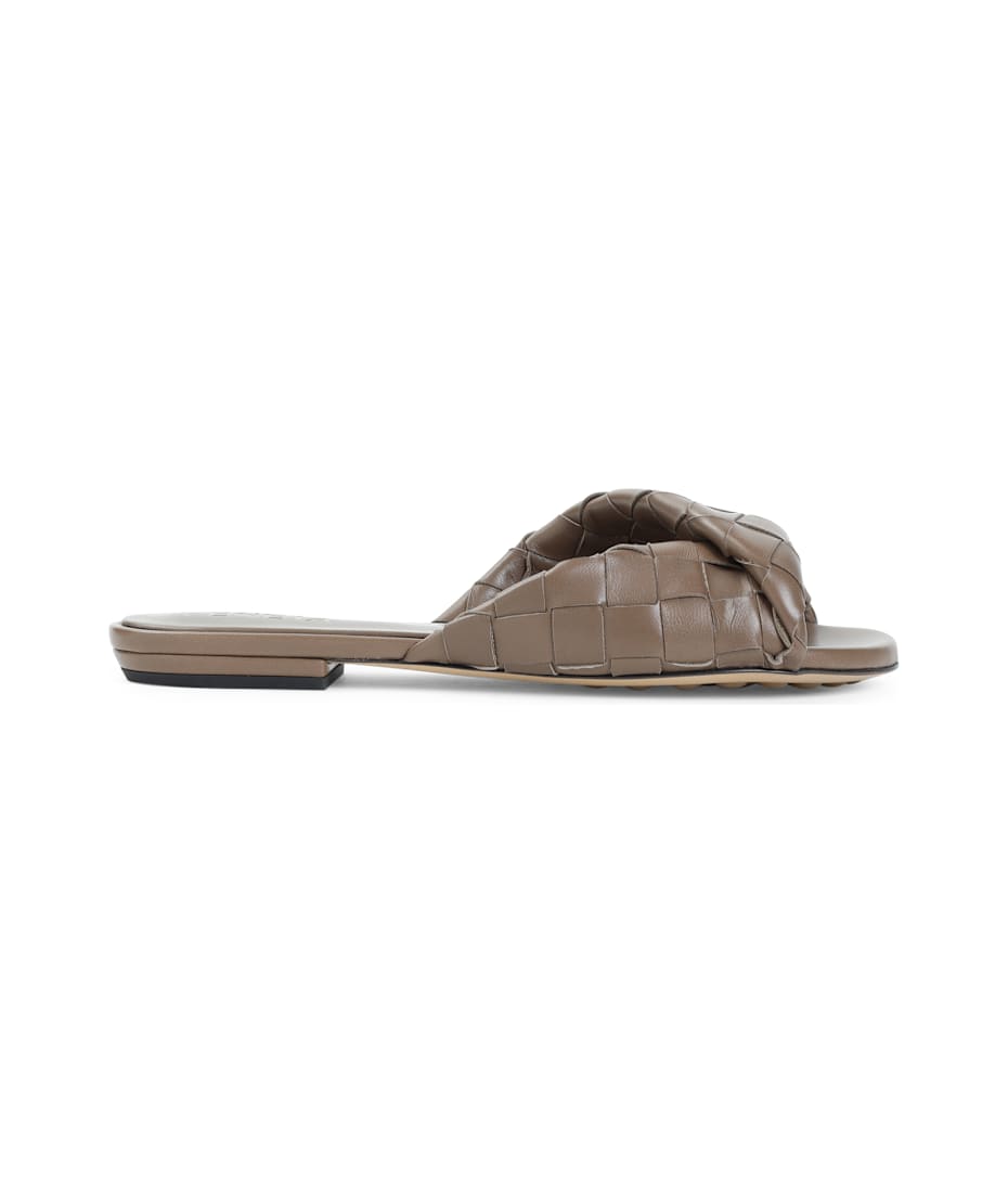 【送料&関税込】Bottega Veneta Blink Flap Sandals Bottega Veneta Blink Flap Sandals | italist