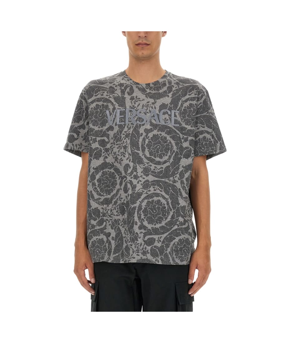 Tシャツ・カットソー VERSACE SILHOUETTE BAROQUE LOGO T-SHIRT Versace Silhouette Baroque Logo T-shirt | italist