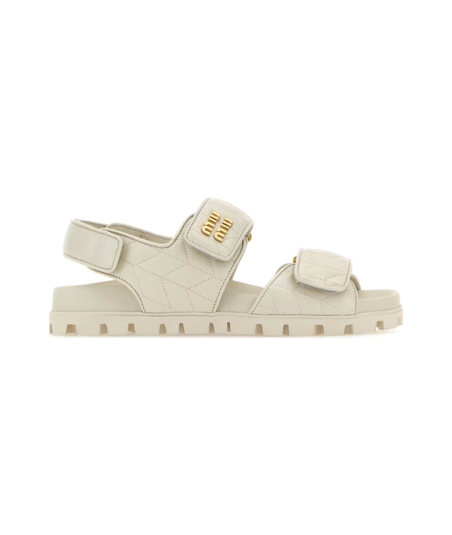 サンダル・ミュール MIUMIU WHITE LEATHER THONG SANDALS Leather thong sandals in white - Miu Miu | Mytheresa
