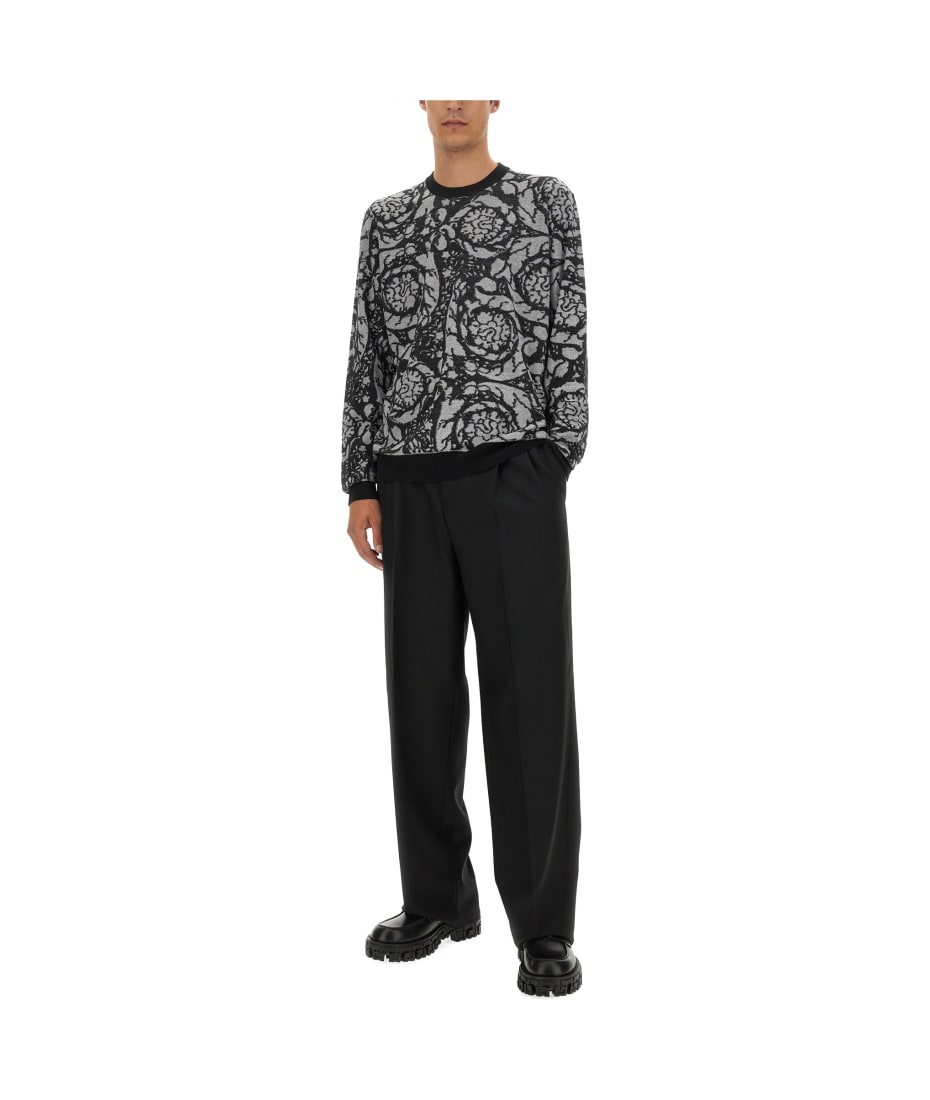 Tシャツ・カットソー VERSACE FW23 BAROQUE VANISE MESH (1010240_1A076122B050) VERSACE JEANS COUTURE PRINTED LOGO T-SHIRT WITH CREW-NECK– Yooto