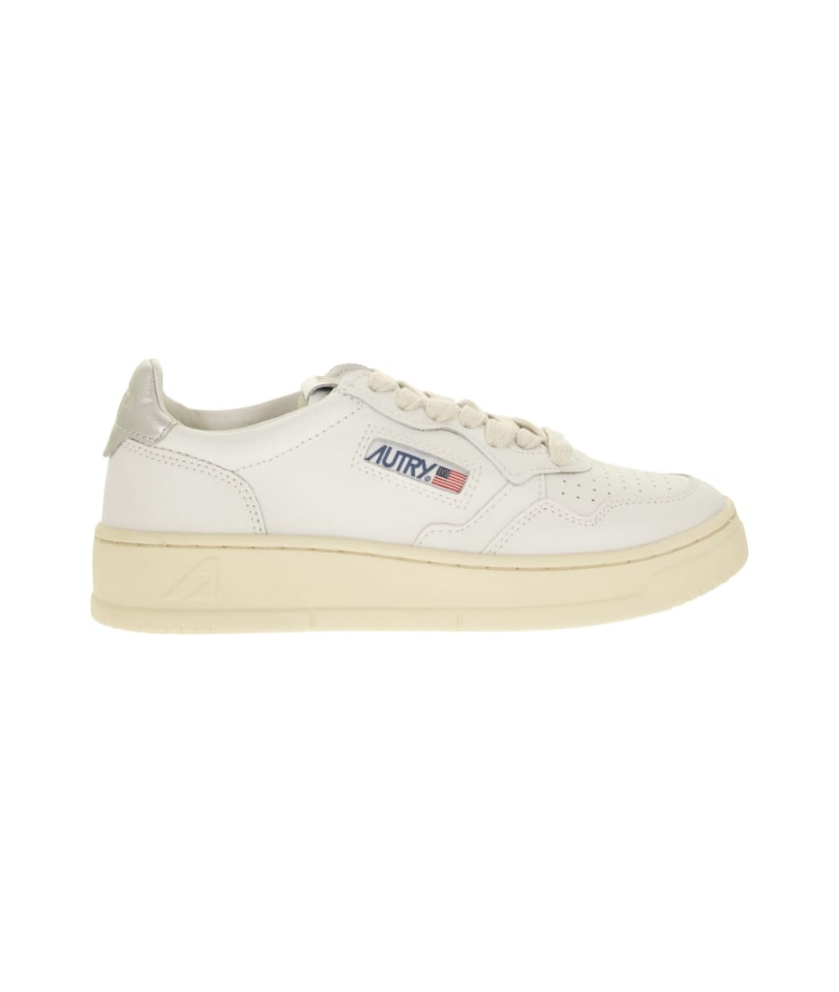 スニーカー AUTRY White and Silver Leather Sneakers Autry Woman Autry Medalist Mid Bicolor Sneakers In White And Silver Leather