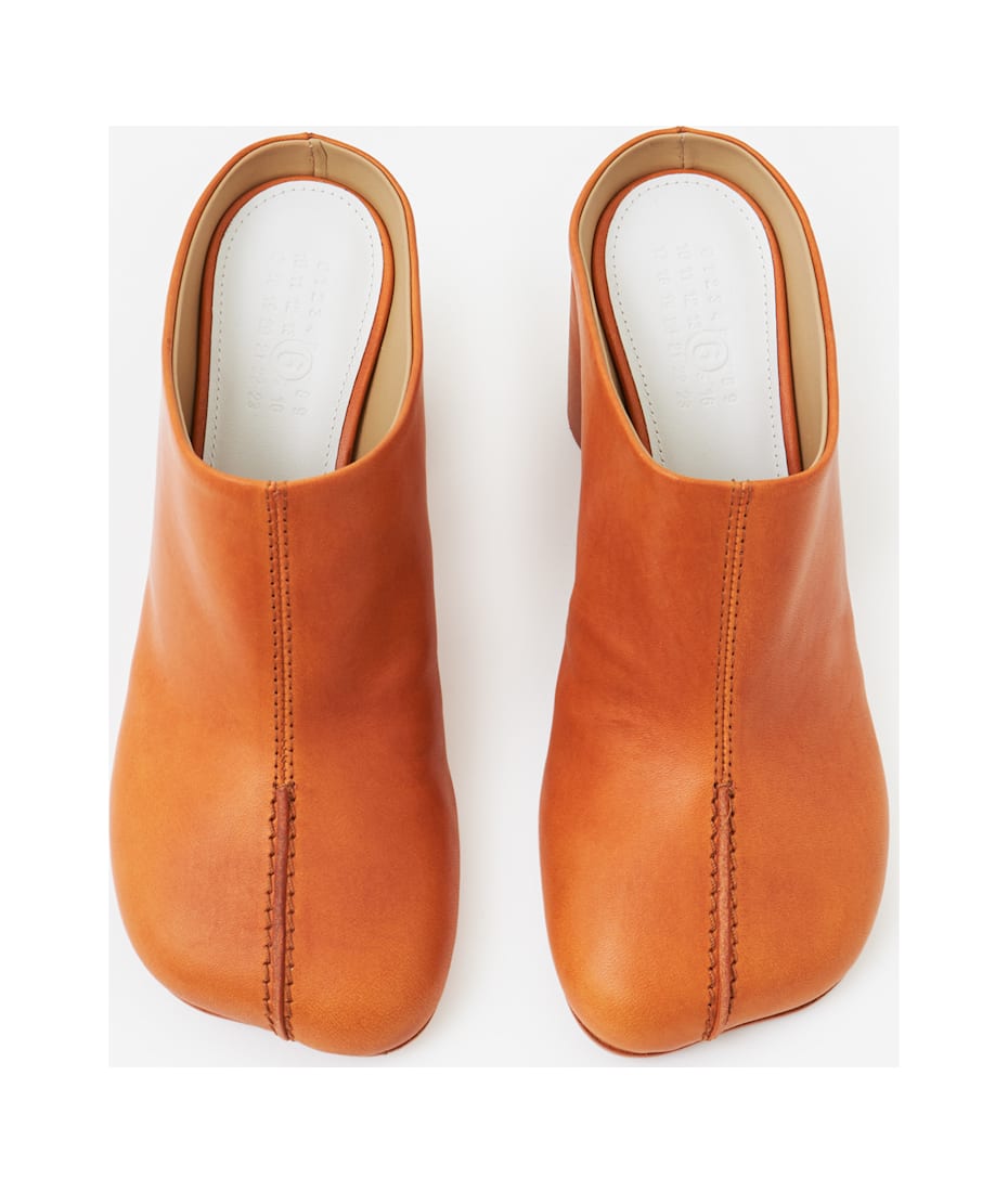 サンダル・ミュール MM6 MAISON MARGIELA LEATHER SABOT MM6 Maison Margiela asymmetric-toe Leather Slippers | Black