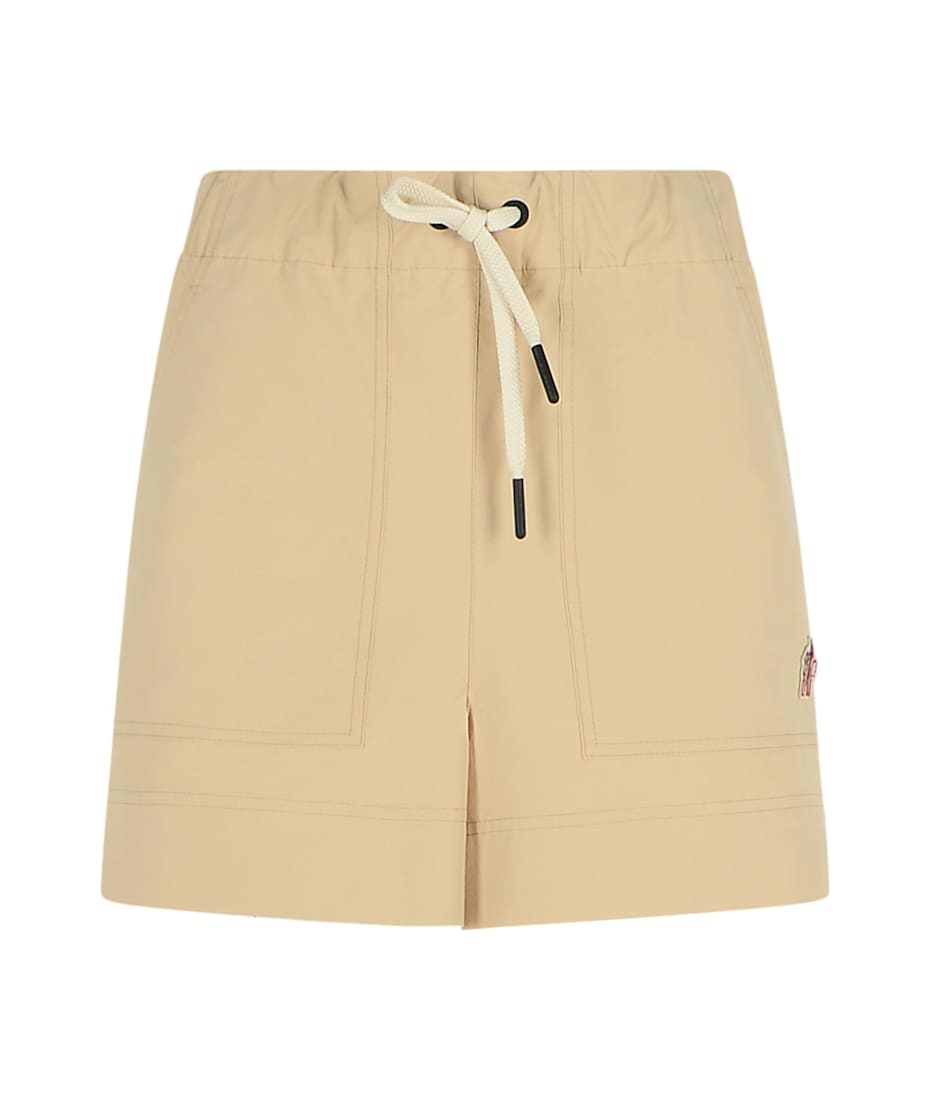 ショーツ MONCLER GRENOBLE BEIGE SHORTS WITH LOGO PATCH Moncler Grenoble Beige shorts with logo patch | TheDoubleF