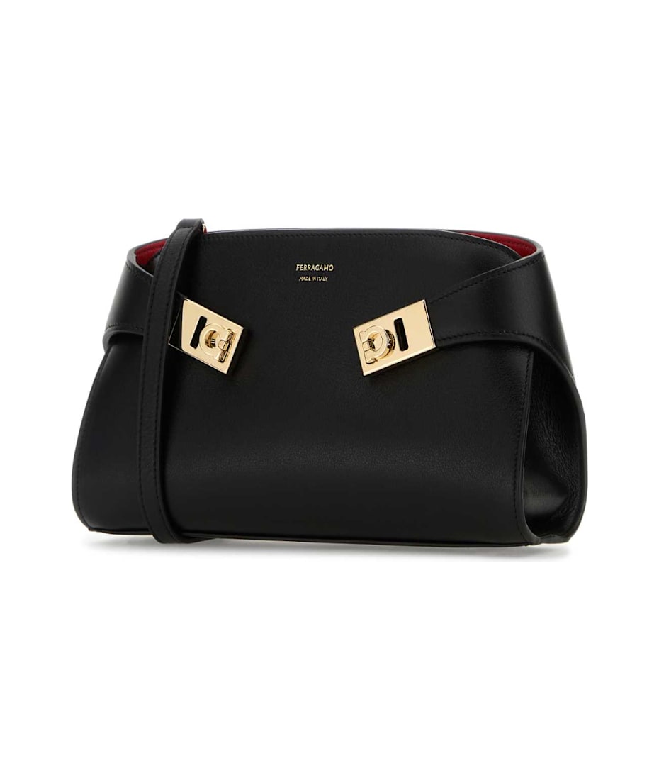 【送料&関税込】Ferragamo Black Leather Crossbody Bag Ferragamo Black Leather Crossbody Bag | italist