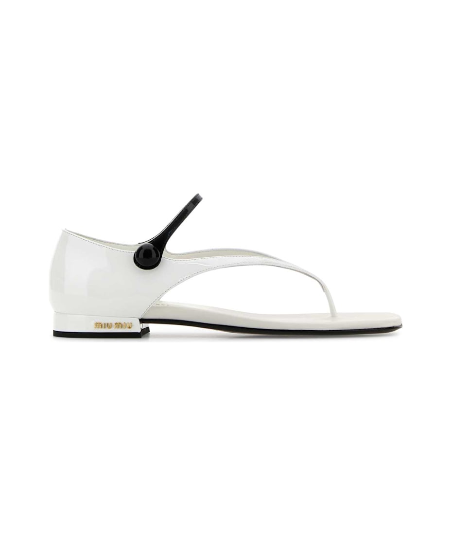 サンダル・ミュール MIU MIU  Miu Miu Sandals Women Patent Leather White/Black Leather thong sandals in white - Miu Miu | Mytheresa