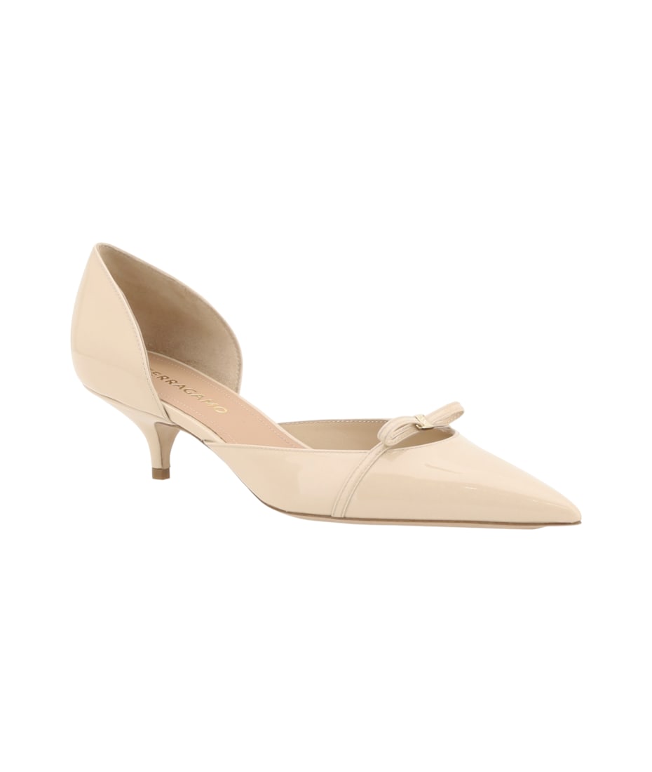 Salvatore Ferragamo アイボリー シューズVARA 61/2 Vara pump - Women | Ferragamo