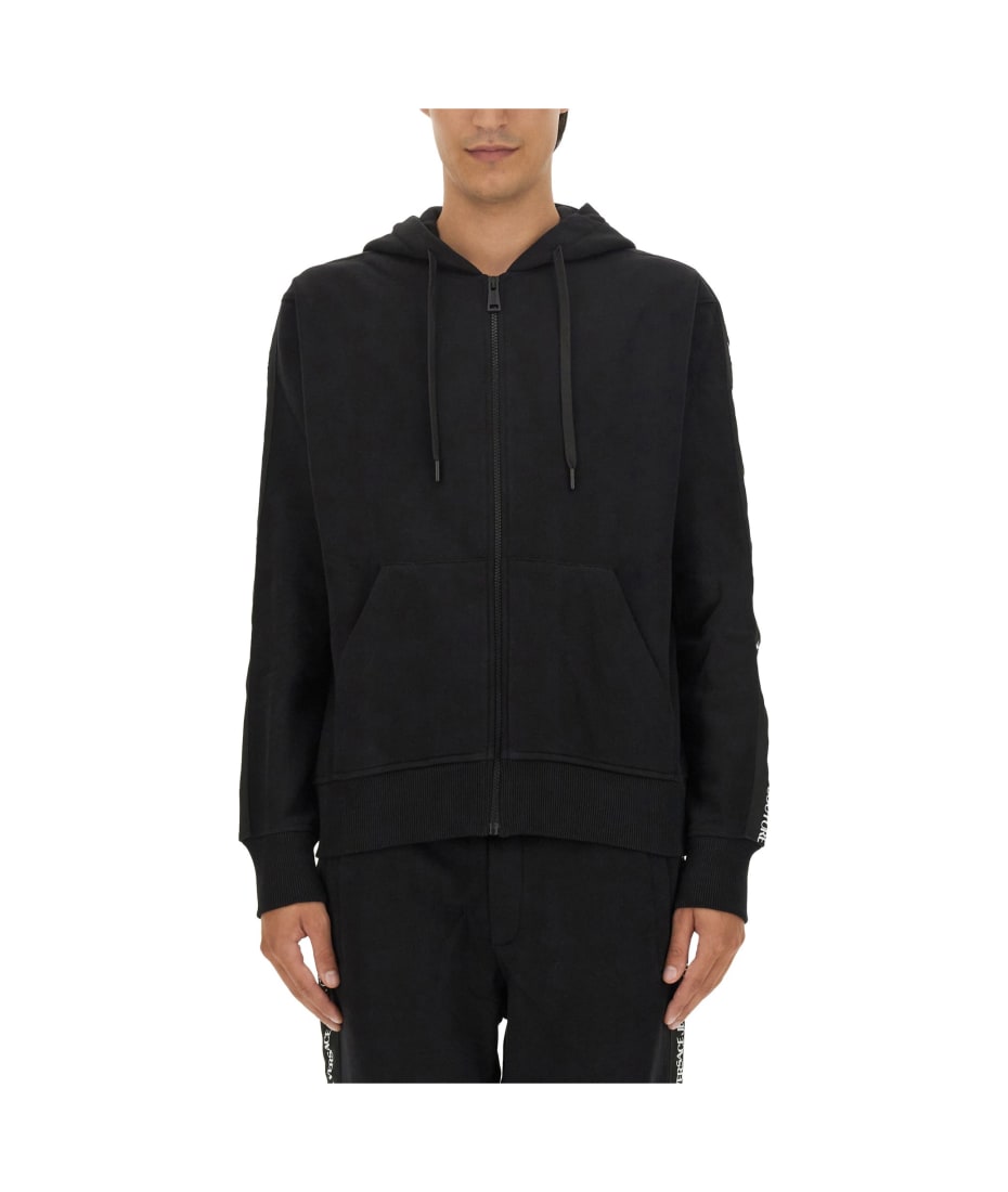 パーカー・フーディ VERSACE JEANS FW22 LOGO HOODIE (73GAIP02_CF01PG89) Logo Hoodie Black,Gold | VERSACE US