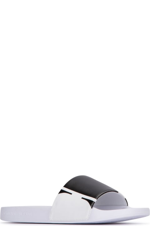 Calvin Klein الصنادل لـ السيدات Calvin Klein Slippers