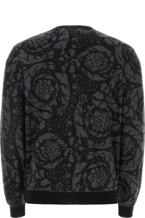 メンズ Versaceのフリース＆ラウンジウェア Versace Embroidered Wool Blend Sweater