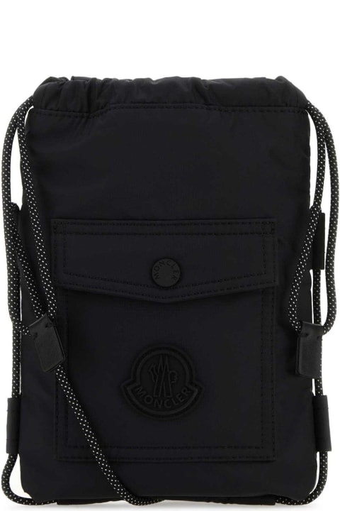 メンズ Monclerのショルダーバッグ Moncler Logo Patch Drawstring Crossbody Bag