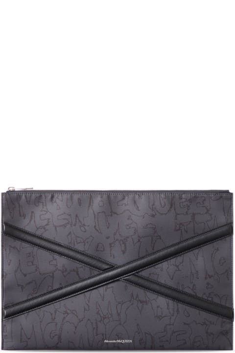 メンズ Alexander McQueenのバッグ Alexander McQueen Logo Printed Zipped Clutch Bag