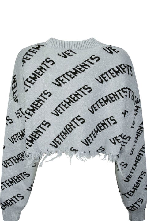 ウィメンズ VETEMENTSのニットウェア VETEMENTS All-over Logo Printed Cropped Sweater