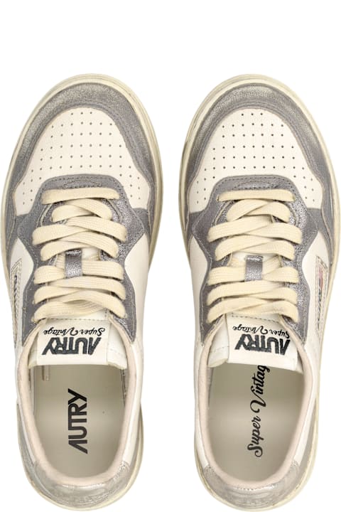 Autry Medalist Low Super Vintage Woman's Sneakers In White, Old Silver, And Platinum