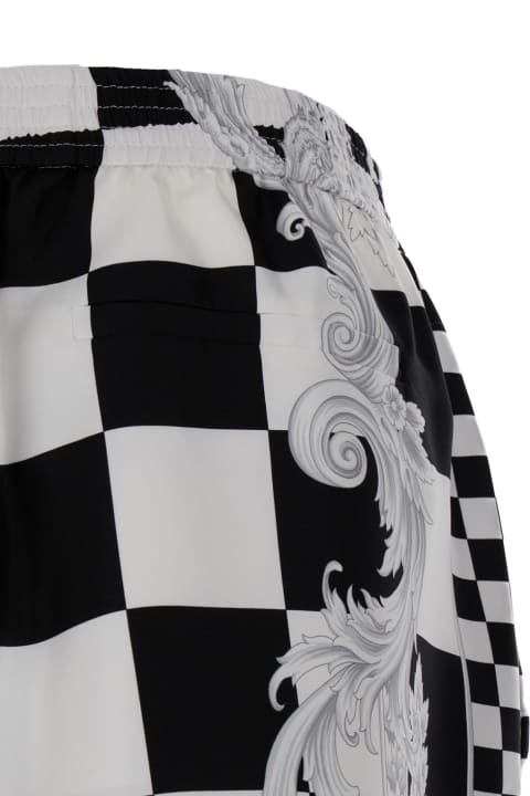 ウィメンズ Versaceのパンツ＆ショーツ Versace Shorts Contrasto Print
