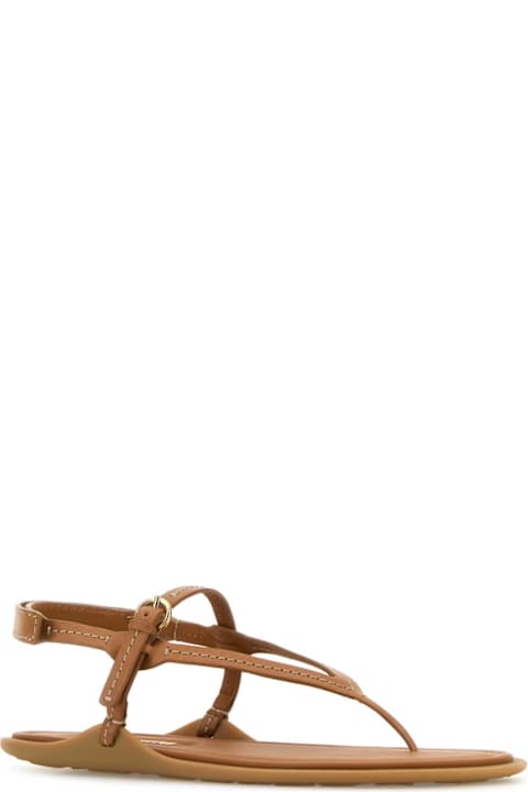 الصنادل لـ السيدات Miu Miu Camel Leather Thong Sandals