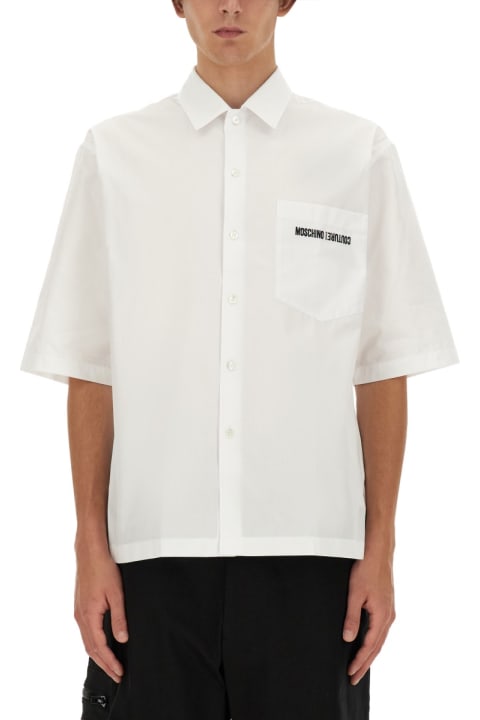 Tシャツ・カットソー Moschino FW24 UPSIDEDOWN LOGO SHIRT (02267035_1001) Moschino Upside Down Logo T-shirt | italist