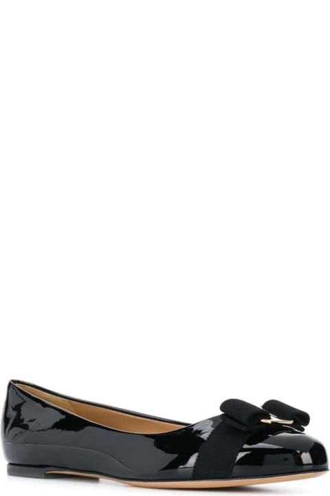 ウィメンズ フラットシューズ Ferragamo Varina Patent Leather Flat Shoes With Bow