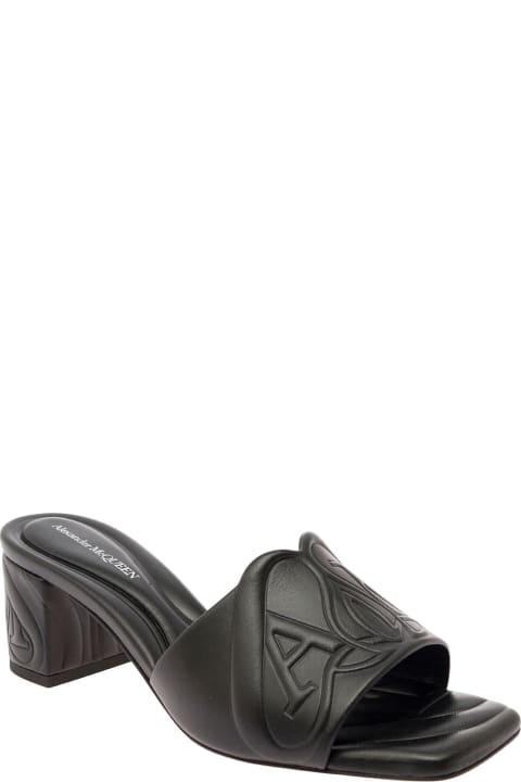 ウィメンズ Alexander McQueenのサンダル Alexander McQueen Black Slip-on Sandals With Embossed Logo In Padded Leather Woman