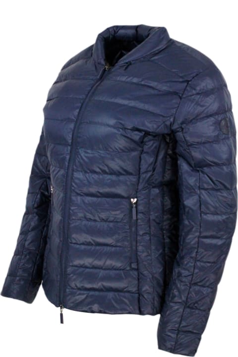 ウィメンズ Armani Collezioniのコート＆ジャケット Armani Collezioni Lightweight 100 Gram Slim Down Jacket With Integrated Concealed Hood And Zip Closure