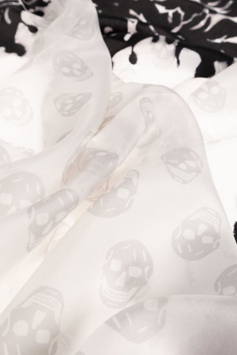 ウィメンズ Alexander McQueenのスカーフ＆ストール Alexander McQueen Graphic Printed Scarf