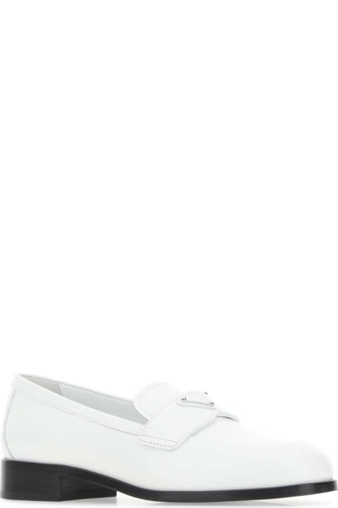 ウィメンズ Pradaのフラットシューズ Prada White Leather Loafers